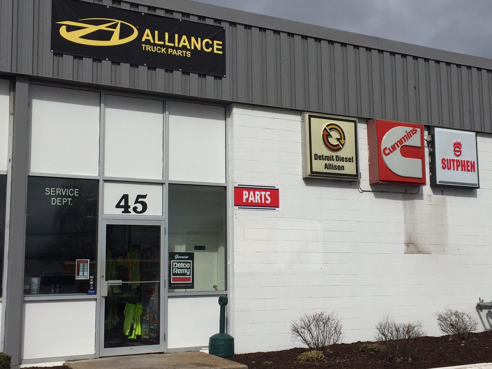 Daimler Trucks North America Opens Two Retail Alliance Truck Parts